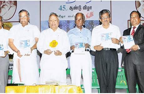 கவிதை உறவு 45 -ஆவது ஆண்டு விழா மலருடன் (இடமிருந்து) கவிதை உறவு ஆசிரியர் ஏர்வாடி ராதாகிருஷ்ணனின் மனைவி சிதம்பரம் அம்மாள், கவிஞர் அமுதா பாலகிருஷ்ணன், கவிதை உறவு ஆசிரியர் ஏர்வாடி ராதாகிருஷ்ணன்,