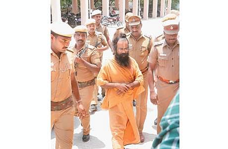 நீதிமன்றத்தில் ஆஜர்படுத்த அழைத்து வரப்பட்ட முருகன்.