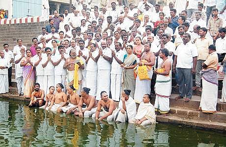 கச்சபேஸ்வரர் கோயில் குளத்தில் நடைபெற்ற சிறப்பு பூஜை.