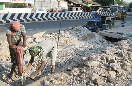 செங்கல்பட்டு ஆர் வி தெரு - ஜிஎஸ்டி சாலை சந்திப்பில் தனியாரால் இடித்து அகற்றப்படும் நெடுஞ்சாலைத் துறையால் கட்டப்பட்ட மழைநீர் கால்வாய் பாலம்.