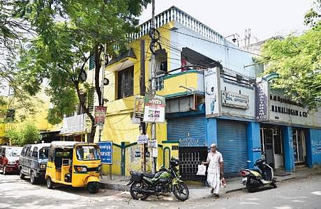 பழைய ரூபாய் நோட்டுகள் பறிமுதல் செய்யப்பட்ட துணிக் கடை உரிமையாளர் தண்டபாணியின் வீடு, அதையொட்டிய அவரது அலுவலகம்.