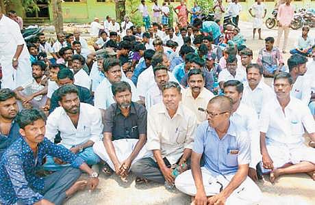 காஞ்சிபுரம் அரசு மருத்துவமனை முன் சாலை மறியலில் ஈடுபட்ட ராஜ்குமார் உறவினர்கள்.