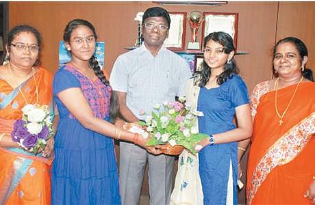 பத்தாம் வகுப்பு தேர்வில் 500க்கு 497 மதிப்பெண் பெற்ற சீயோன் மெட்ரிக் மேல்நிலைப் பள்ளி மாணவிகள் க.சேல்விழி, லிங்கலா சிரிஷாவுடன் பள்ளித் தாளாளர் என்.விஜயன் உள்ளிட்டோர்.