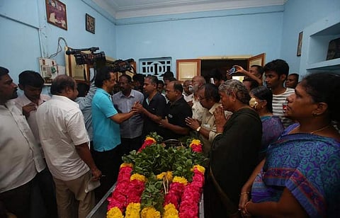 மறைந்த கவிஞர் காமராஜ் உடலுக்கு மு.க. ஸ்டாலின் மாலை அணிவித்து அஞ்சலி