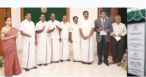 வருவாய்த் துறை சார்பில் புதிய வருவாய் வட்டங்களை தலைமைச் செயலகத்தில் காணொலிக் காட்சி மூலம் வியாழக்கிழமை தொடங்கி வைத்த முதல்வர் எடப்பாடி கே.பழனிசாமி.