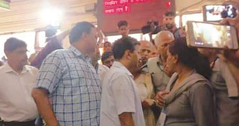 தில்லி சஞ்சய் காந்தி மருத்துவமனையில் வியாழக்கிழமை  ஆய்வு மேற்கொண்ட முதல்வர் அரவிந்த் கேஜரிவால். உடன் மாநில சுகாதாரத் துறை அமைச்சர் சத்யேந்தர் ஜெயின்.