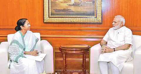 தில்லியில் பிரதமர் நரேந்திர மோடியை வியாழக்கிழமை சந்தித்து கலந்துரையாடிய மேற்கு வங்க முதல்வரும், திரிணமூல் காங்கிரஸ் கட்சித் தலைவருமான மம்தா பானர்ஜி.