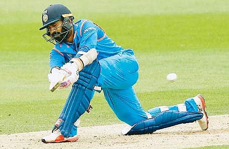 பந்தை பவுண்டரிக்கு விரட்டுகிறார் தினேஷ் கார்த்திக்.