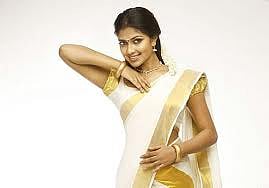 நடிகை அமலாபால் திறந்து வைத்த பிரபல நகைக்கடை!