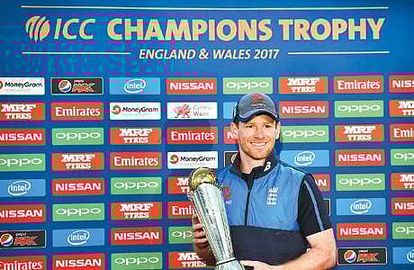 கோப்பையுடன் இங்கிலாந்து கேப்டன் இயான் மோர்கன்.