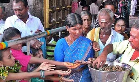 எங்கு, எப்போது, என்னென்ன பிரசாதம் கிடைக்கும்? சமூக வலைத்தளத்தைக் கலக்கும் டேட்டாபேஸ்!