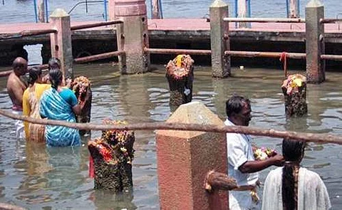 தேவி பட்டினம் நவபாஷாண கோயிலில் கடல் உள்வாங்கியதால் பக்தர்கள் அச்சம்!