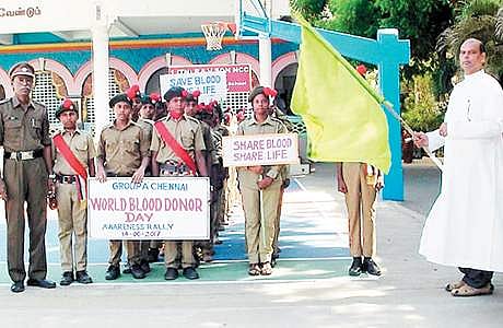 ரத்த தான விழிப்புணர்வுப் பேரணியை கொடியசைத்துத் தொடங்கி வைத்த புனித சூசையப்பர் மேல்நிலைப் பள்ளித் தலைமை ஆசிரியர் ஜான்சன்.