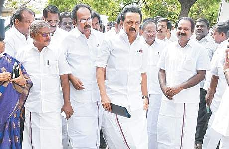 சட்டப்பேரவையில் இருந்து வியாழக்கிழமை வெளிநடப்பு செய்த பேரவை திமுக உறுப்பினர்கள்