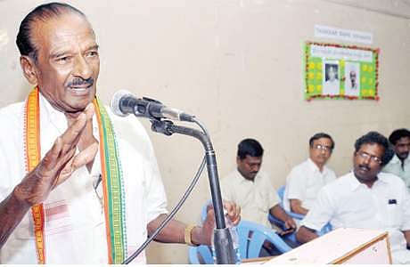 தக்கர் பாபா வித்யாலயாவில் வியாழக்கிழமை நடைபெற்ற சுதந்திர போராட்ட தியாகிகள் கக்கன், விஸ்வநாத தாஸ் ஆகியோர் பிறந்த நாள் விழாவில் பேசுகிறார் காங்கிரஸ் மூத்த தலைவர் குமரி அனந்தன்