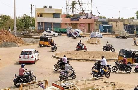 சாலை விரிவாக்கப் பணிகள் நடைபெற்று வரும் செங்குன்றம் கூட்டுச் சாலை.