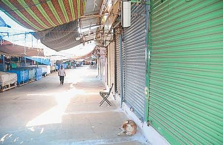 ஈரோடு, திருவேங்கடசாமி கடைவீதியில் அடைக்கப்பட்டிருந்த ஜவுளிக் கடைகள்.