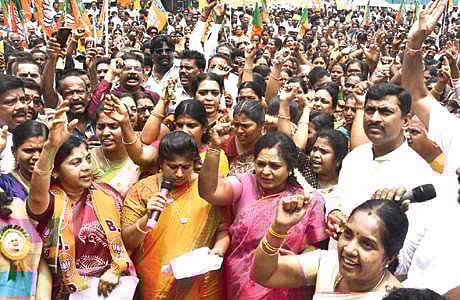 தமிழகத்தில் பூரண மதுவிலக்தை அமல்படுத்த வலியுறுத்தி சென்னையில் பாஜக தேசிய செயலர் முரளிதரராவ், தமிழகத் தலைவர் தமிழிசை செளந்தரராஜன், துணைத் தலைவர் வானதி சீனிவாசன்