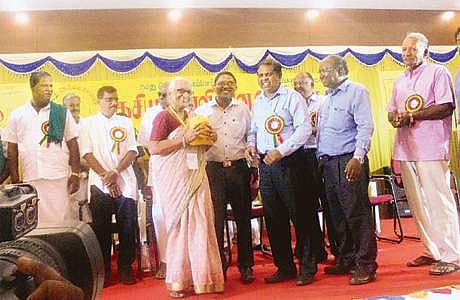 பாரம்பரிய நெல் திருவிழாவில் விவசாயிகளுக்கு விதை நெல் வழங்குகிறார் திருவாரூர் மாவட்ட ஆட்சியர் இல.நிர்மல்ராஜ்.