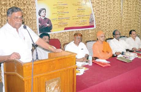 சென்னைப் பல்கலைக்கழகத்தில் நடைபெற்ற கருத்தரங்கில் பேசுகிறார் மாநிலங்களவை பாஜக உறுப்பினர் இல.கணேசன்.