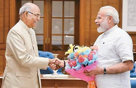 பாஜக கூட்டணியின் குடியரசுத் தலைவர் வேட்பாளராகத் தேர்வு செய்யப்பட்டதை தொடர்ந்து, பிரதமர் மோடியை தில்லியில் சந்தித்த பிகார் ஆளுநர் ராம்நாத் கோவிந்த்.
