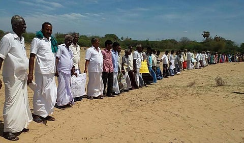 தடுப்பணை கட்ட கோரி கொள்ளிடம் ஆற்றில் விவசாயிகள் மனித சங்கிலி போராட்டம்
