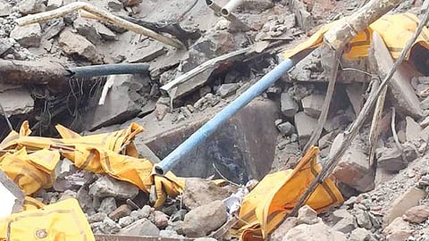 சென்னை தியாகராயநகரில் சென்னை சில்க்ஸ்  கட்டடத்தின்  இடிபாடுகளில் கிடந்த  பாதுகாப்புப் பெட்டகம். (வட்டமிடப்பட்டுள்ளது)