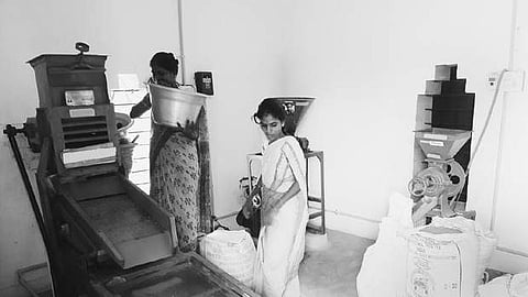 சிறுதானியங்களை கல் நீக்கி மாவாக்கும் இயந்திரங்கள்.