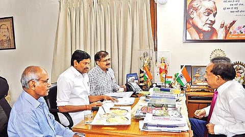 தில்லியில் மத்திய சுற்றுச்சூழல், வனத் துறை அமைச்சர் ஹர்ஷ் வர்தனை அவரது இல்லத்தில் செவ்வாய்க்கிழமை சந்தித்த தமிழக தொழில் துறை அமைச்சர் எம்.சி. சம்பத். உடன் தமிழ்நாடு அரசின் தொழில் துறை முதன்மைச் செயலாள