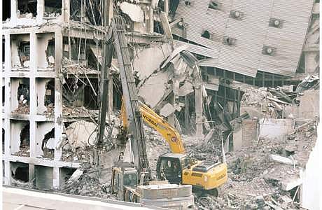 நான்காவது நாளாக திங்கள்கிழமை நடைபெற்ற சென்னை சில்க்ஸ் கட்டட இடிப்புப் பணி.