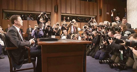 அமெரிக்காவின் வாஷிங்டன் நகரில், உளவு விவகாரங்களுக்கான நாடாளுமன்ற நிலைக் குழுவிடம்  விளக்கம் அளிக்கத் தயாராகும் எஃப்.பி.ஐ. முன்னாள் இயக்குநர் ஜேம்ஸ் கோமி.