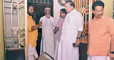 திருவனந்தபுரத்திலுள்ள பாஜக மாவட்ட அலுவலகத்தின் மீது பெட்ரோல் குண்டு வீசப்பட்டுள்ளதைப் பார்வையிடும் கட்சியின் மாநிலத் தலைவர் கும்மணம் ராஜசேகரன் உள்ளிட்ட தலைவர்கள்.