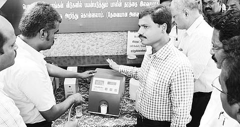 மதுரை கோ.புதூரில் வியாழக்கிழமை நடைபெற்ற பால் தரப் பரிசோதனை  முகாமைத் தொடங்கி வைத்துப் பார்வையிடுகிறார் ஆட்சியர் கொ.வீரராகவ ராவ்.