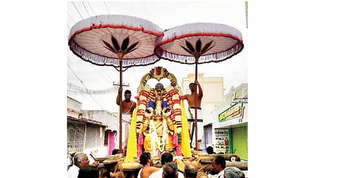 சோளிங்கர் லட்சுமி நரசிம்மர் கோயிலில் நடைபெற்ற கருட சேவை.