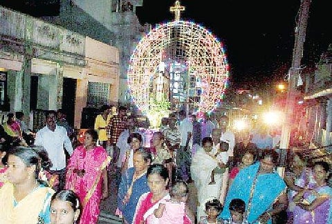 காரைக்காலில் புனித வனத்து சின்னப்பர் ஆலய மின் அலங்கார தேர் பவனி