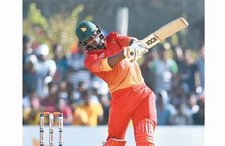 சிக்ஸரை விளாசுகிறார் சாலமோன்.