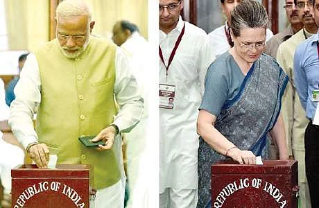 தில்லியில் திங்கள்கிழமை நடைபெற்ற குடியரசுத் தலைவர் தேர்தலில் வாக்களித்த பிரதமர் நரேந்திர மோடி, காங்கிரஸ் தலைவர் சோனியா காந்தி.