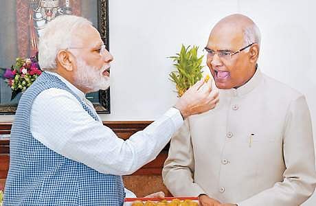 குடியரசுத் தலைவர் தேர்தலில் வெற்றி பெற்ற ராம்நாத் கோவிந்துக்கு இனிப்பு வழங்கி வியாழக்கிழமை வாழ்த்து தெரிவித்த பிரதமர் மோடி.