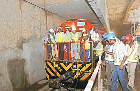 சென்னை மெட்ரோ ரயில் டீசல் என்ஜின் சோதனை ஓட்டத்தில் பங்கேற்ற மெட்ரோ ரயில் அதிகாரிகள்.