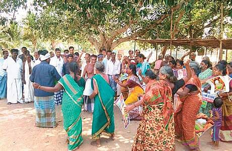 நெடுவாசலில் மத்திய, மாநில அரசுகளை அடித்து விரட்டுவது போல் போராட்டத்தில் ஈடுபட்டோர்.