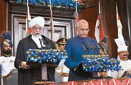 தில்லியில் செவ்வாய்க்கிழமை நடைபெற்ற விழாவில் புதிய குடியரசுத் தலைவராக ராம்நாத் கோவிந்திற்கு பதவிப் பிரமாணம் செய்து வைக்கும் உச்ச நீதிமன்றத் தலைமை நீதிபதி ஜே.எஸ்.கேஹர்.