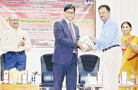 ஏ.பி.ஜெ. அப்துல் கலாம் நினைவு தின கருத்தரங்கில், விஞ்ஞானி நெல்லை சு. முத்து எழுதிய 'அற்புத மனிதர் அப்துல் கலாம்' எனும் நூலை பல்கலைக் கழக துணைவேந்தர் கி. பாஸ்கர் வெளியிட அதைப் பெறுகிறார் நூலாசிரியர்