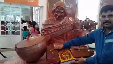 கலாம் சிலை அருகே பைபிள், குரான்: கலாமின் பேரன் மீது போலீசில் புகார்!