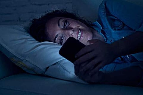 உங்க கண்ணு பத்திரம்! ஸ்மார்ட்போன் அபாயம்!