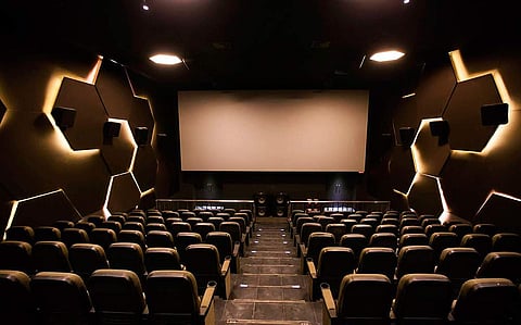 மக்கள் திரையரங்கம்? பழைய விலைக்கே டிக்கெட் விற்கும் ஆச்சர்ய திரையரங்கம்!