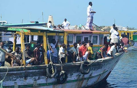 இலங்கை கடற்படையால் கைது செய்யப்பட்ட 12 தமிழக மீனவர்களுக்கு 23-ஆம் தேதி வரை நீதிமன்ற காவல்!