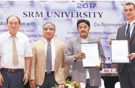 சென்னை ராமாபுரம் ஈஸ்வரி பொறியியல் கல்லூரியும் ட்ரான்சன் எனர்ஜி சிஸ்டம் நிறுவனமும் மேற்கொண்ட புரிந்துணர்வு ஒப்பந்தத்தை பரிமாறிக்கொள்ளும் கல்லூரித் தலைவர் ஆர்.சிவகுமார்.