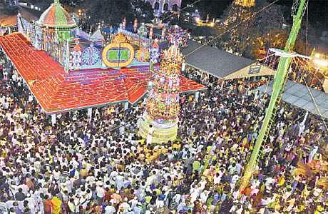 ராமநாதபுரம் மாவட்டம் ஏர்வாடி தர்காவில் புதன்கிழமை நடைபெற்ற சந்தனக்கூடு ஊர்வலம்.