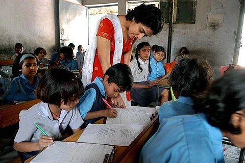 அரசுப் பள்ளி ஆசிரியைகள், பணியிடத்தில் சுரிதார் அணிய அனுமதி மறுப்பு!