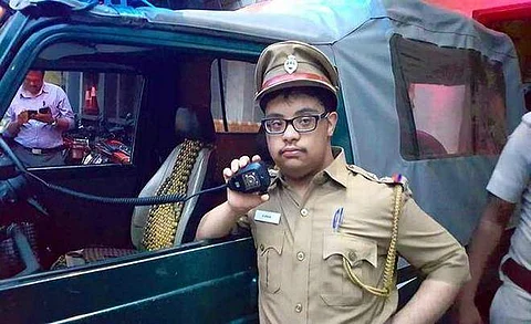 ஒருநாள் சப் இன்ஸ்பெக்டர்... மன வளர்ச்சி குன்றிய மாணவரின் ஆசை நிறைவேறிய நெகிழ்ச்சியான தருணம்!